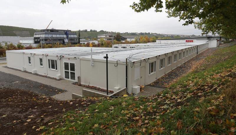 Mitte August wurden in Lauffen weitere Fl&uuml;chtlinge erwartet. Doch bis heute sind die Wohncontainer in der Bahnhofstra&szlig;e nicht bezogen. Foto: Andreas Veigel