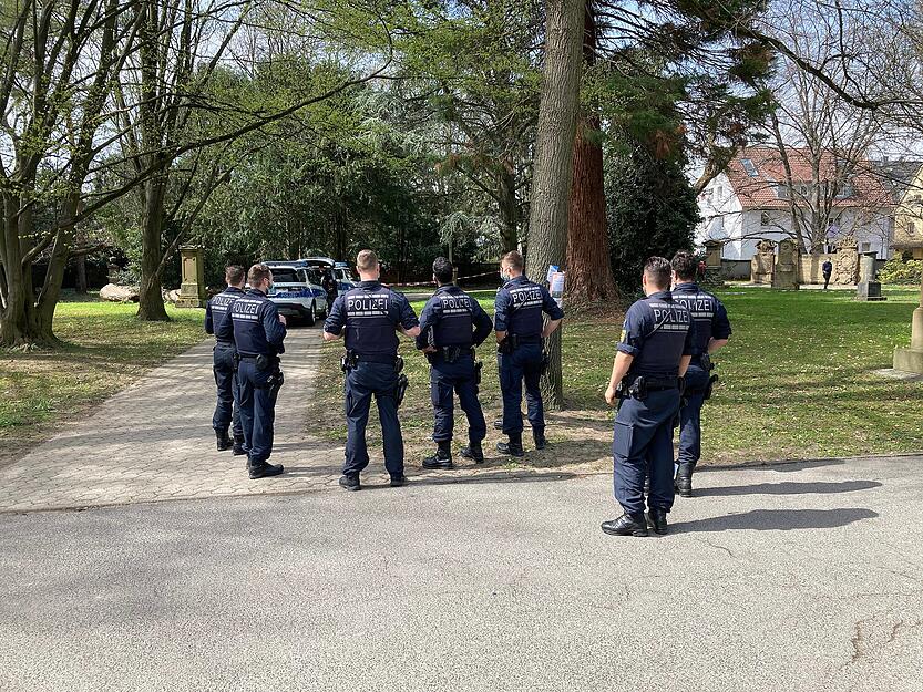Mehrere Polizisten aus Bruchsal sind am Freitag zur technischen Unterstützung auf dem Alten Friedhof im Einsatz. Sie suchen den Tatort und das Umfeld nach Beweismitteln ab.