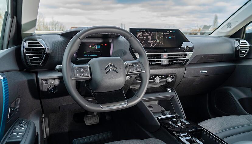 Das Cockpit des C4X entspricht dem aktuellen Standard bei Citro&euml;n. Neben den digitalen Instrumenten befindet sich ein gro&szlig;er Touchscreen. Der Fahrtrichtungsschalter wirkt etwas eigenwillig.