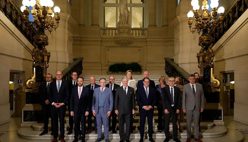 Der Name der Arizona-Koalition ergibt sich aus den Farben der Parteien, die mit denen der Flagge des US-Bundesstaates &uuml;bereinstimmen: Orange (CD&V), Blau (MR und Les Engag&eacute;s), Rot (Vooruit) und Gelb (N-VA).