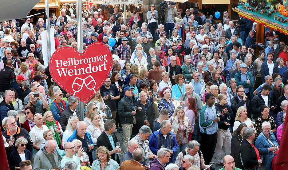 Das Heilbronner Weindorf ist am Donnerstagabend feierlich eröffnet worden. Über zehn Tage werden tausende Besucher in der Innenstadt erwartet.