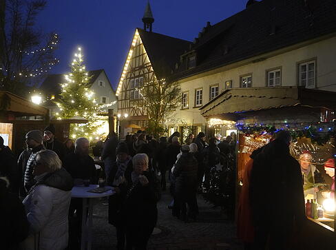 Festliche Bergweihnacht: Lichterglanz und Adventsstimmung herrschte am Wochenende rund um Kirche und Marktplatz in Waldenburg. Festliche Bergweihnacht: Lichterglanz und Adventsstimmung herrschte am Wochenende rund um Kirche und Marktplatz in Waldenburg.