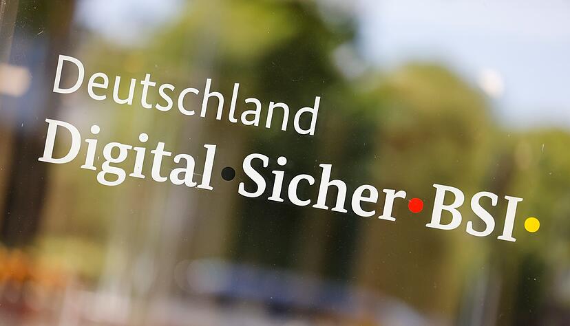 Die Behörde spielt nach Angaben von Dobrindt eine wichtige Rolle beim Kampf gegen Cyber-Attacken. Die Behörde spielt nach Angaben von Dobrindt eine wichtige Rolle beim Kampf gegen Cyber-Attacken.