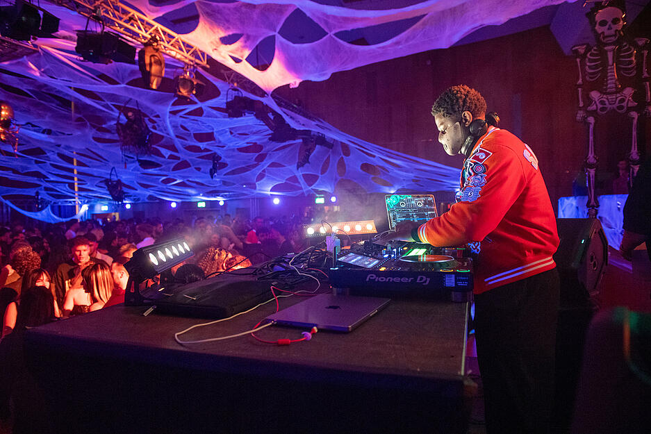 Mehrere DJs sorgen auf der Halloween-Party in der Heilbronner Harmonie für Stimmung.