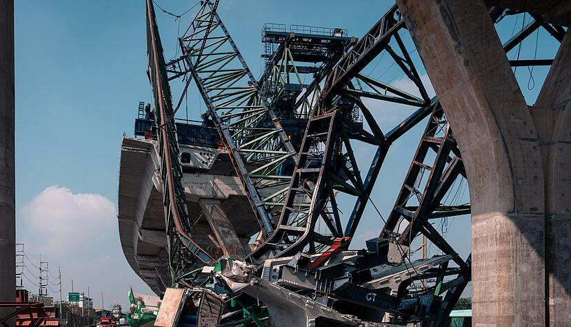 Zwei Menschen sind ums Leben gekommen, mehrere weitere wurden verletzt, als der Baukran auf eine Schnellstra&szlig;e st&uuml;rzte.