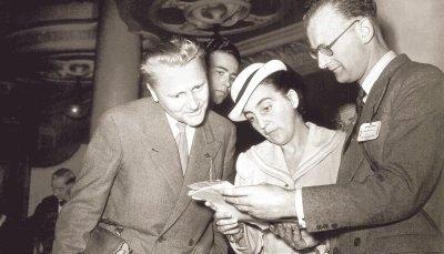 Eugen S&auml;nger (links), Irene S&auml;nger-Bredt und Arthur C. Clarke in London. Mit seiner Frau hat S&auml;nger wissenschaftlich zusammengearbeitet.Fotos: S&auml;nger-Archiv / privat