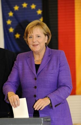 Bundeskanzlerin Angela Merkel (CDU) gibt am Sonntag in Berlin ihre Stimme f&uuml;r die Europawahl ab.