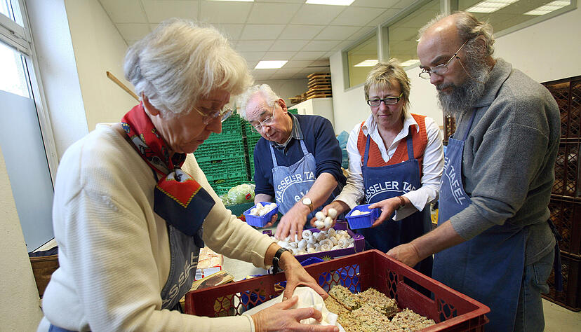 Immer mehr Seniorinnen und Senioren engagieren sich im Ehrenamt - wie hier an einer Tafel in Kassel. Foto: dpa