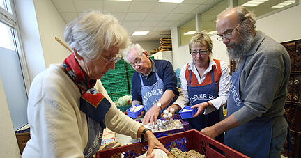 Immer mehr Seniorinnen und Senioren engagieren sich im Ehrenamt - wie hier an einer Tafel in Kassel. Foto: dpa