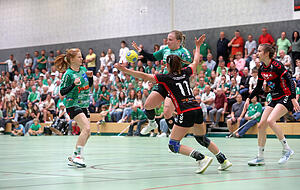 Elena Seiz (am Ball) und Leonie Kreis (links) vom TV Flein konnten nach ihrer starken Hinspiel-Vorstellung in Kuppenheim entspannt aufspielen.
