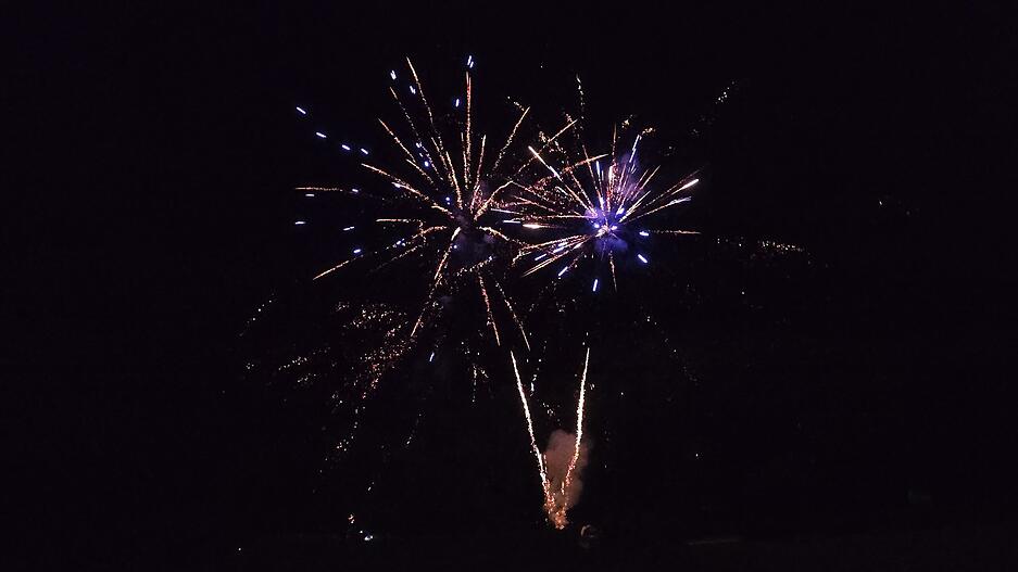 Gegen 22 Uhr startete das traditionelle Abschlussfeuerwerk der Kochertaler Genießertour. Gegen 22 Uhr startete das traditionelle Abschlussfeuerwerk der Kochertaler Genießertour.