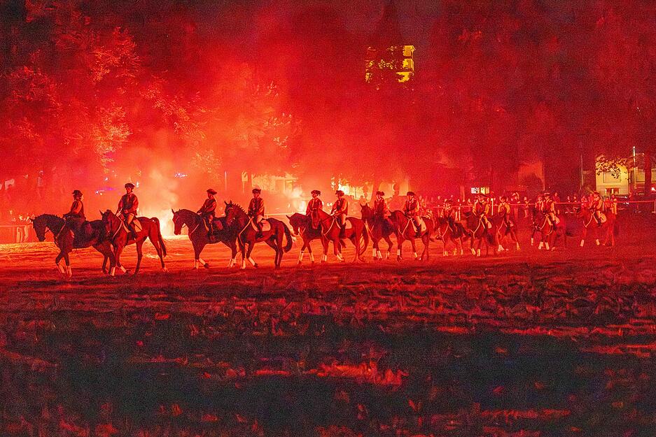 Mit der Reiterquadrille bei bengalischem Feuer und dem anschließenden Zapfenstreich endete am Montagabend der Käsritt 2025.