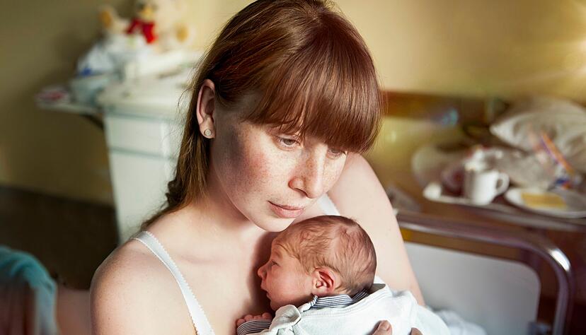 Bereute Elternschaft gilt nach wie vor als tabuisiertes Gefühl, besonders für Mütter.