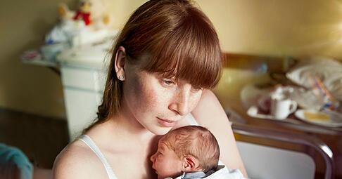 Bereute Elternschaft gilt nach wie vor als tabuisiertes Gefühl, besonders für Mütter. Bereute Elternschaft gilt nach wie vor als tabuisiertes Gefühl, besonders für Mütter.