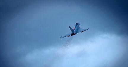 Ein Eurofighter startet vom Fliegerhorst zu einem Flug in Richtung Estland. Von dort sollen die Piloten der Bundeswehr Einsätze fliegen.
Foto: dpa