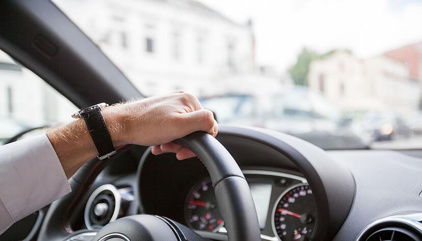 Wer seinen Firmenwagen privat nutzt, muss dies in der Steuer angeben und entweder ein korrekt geführtes Fahrtenbuch führen oder die Ein-Prozent-Regelung nutzen. Wer seinen Firmenwagen privat nutzt, muss dies in der Steuer angeben und entweder ein korrekt geführtes Fahrtenbuch führen oder die Ein-Prozent-Regelung nutzen.