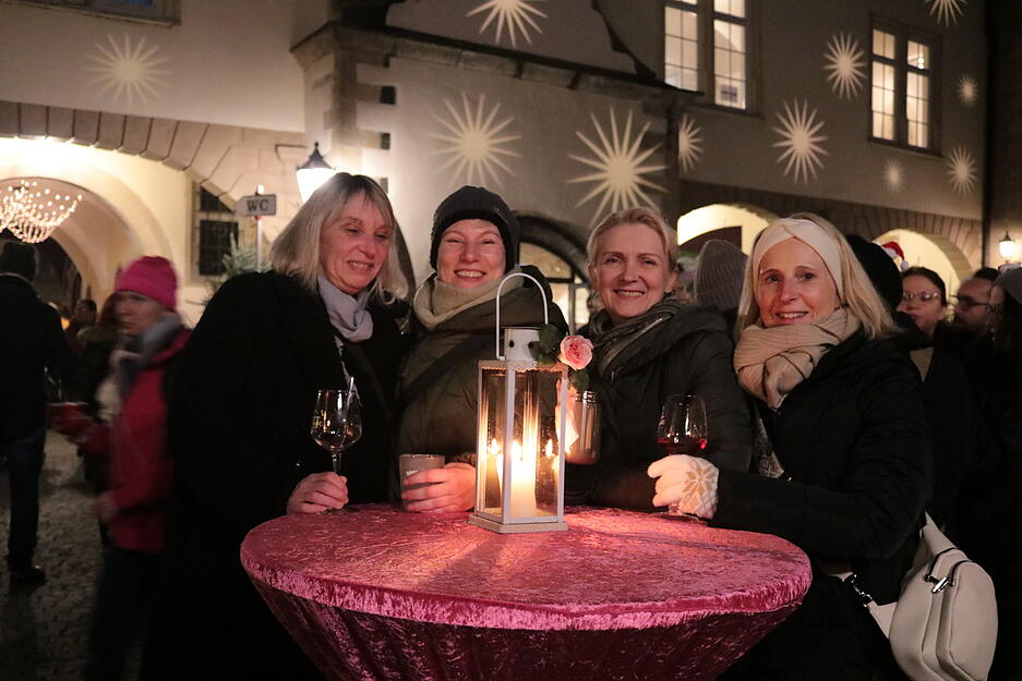 Festliche Musik und strahlende Gesichter prägen den Marktbeginn.