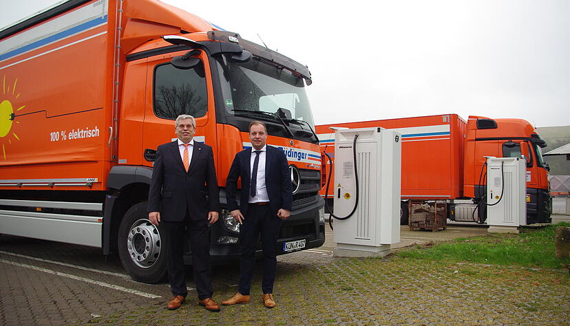 Roland Rüdinger, Firmenchef der gleichnamigen Krautheimer Großspedition (links), ist einer der Pioniere, der an die Elektrifizierung des Schwerlastverkehrs glaubt. Mittlerweile sind bei ihm acht E-Trucks im Einsatz. Roland Rüdinger, Firmenchef der gleichnamigen Krautheimer Großspedition (links), ist einer der Pioniere, der an die Elektrifizierung des Schwerlastverkehrs glaubt. Mittlerweile sind bei ihm acht E-Trucks im Einsatz.