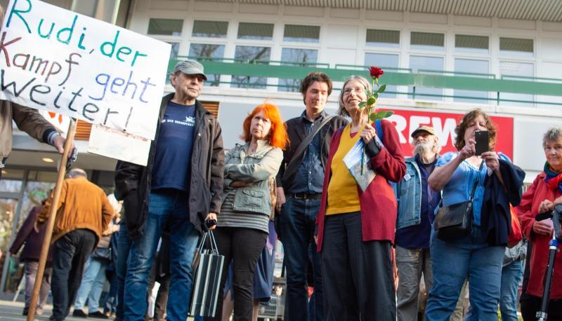 Gretchen Klotz-Dutschke (M), Witwe von Rudi Dutschke, legt bei der Gedenkveranstaltung eine Rose auf eine Gedenktafel. Foto: Christophe Gateau