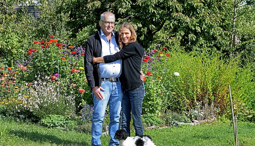 Eine Stammzellenspende war die einzige Chance für Reinhard Röder, eine Leukämie-Erkrankung zu überleben. Nach vielen Monaten Therapie kann er das Leben nun wieder mit seiner Frau Eva und Hündin Mini genießen.
Foto: Ralf Seidel Eine Stammzellenspende war die einzige Chance für Reinhard Röder, eine Leukämie-Erkrankung zu überleben. Nach vielen Monaten Therapie kann er das Leben nun wieder mit seiner Frau Eva und Hündin Mini genießen.
Foto: Ralf Seidel