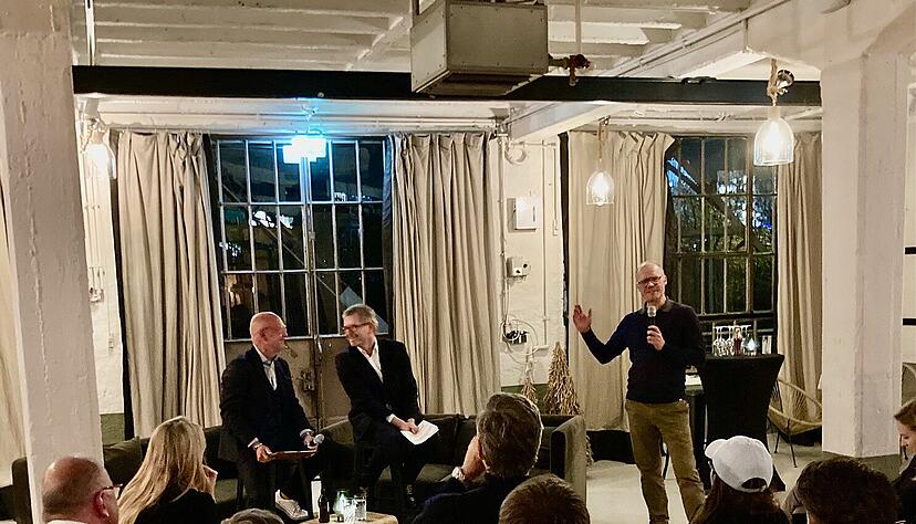 Thomas Villinger (von links), Helmut Sch&ouml;nenberger und Oliver Hanisch beim Kaminabend in der Alten Reederei.