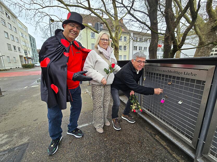 Am Valentinstag befestigen Paare ihre Liebesschlösser am Liebespunkt an der Götzenturmbrücke in Heilbronn. Am Valentinstag befestigen Paare ihre Liebesschlösser am Liebespunkt an der Götzenturmbrücke in Heilbronn.