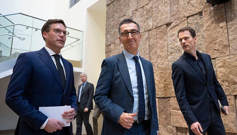 Cem &Ouml;zdemir (Die Gr&uuml;nen, M) und Manuel Hagel (CDU, l) auf dem Weg zu einem ersten Statement.
