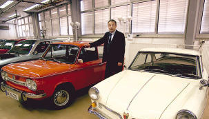 Zwischen Prinz und Spider f&uuml;hlt sich Anwalt Markus Trunzer wohl. Er ist Syndikus f&uuml;r Audi und nebenbei Gesch&auml;ftsf&uuml;hrer der Gesellschaft Audi Tradition.
          Foto: Maurhoff