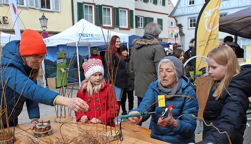 Sabine Czaja von der Bürgerinitiative Öhringen klimaneutral 2035 flicht zusammen mit den Kindern Mailin (links) und Annalena Osterkörbchen.
Fotos: Renate Väisänen