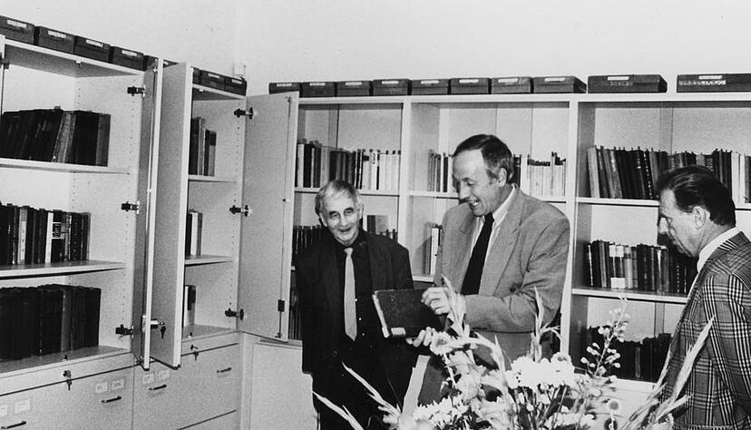 Zusammengestellt von Archiv und Dokumentation der Heilbronner Stimme 
1991 erwirbt die Stadt Heilbronn das Kleist-Archiv von Helmut Sembdner. Die Aufnahme von 1992 zeigt Helmut Sembdner (links), Kulturbürgermeister Rainer Casse und Oberbürgermeister Dr. Manfred Weinmann in den Archivräumen.
