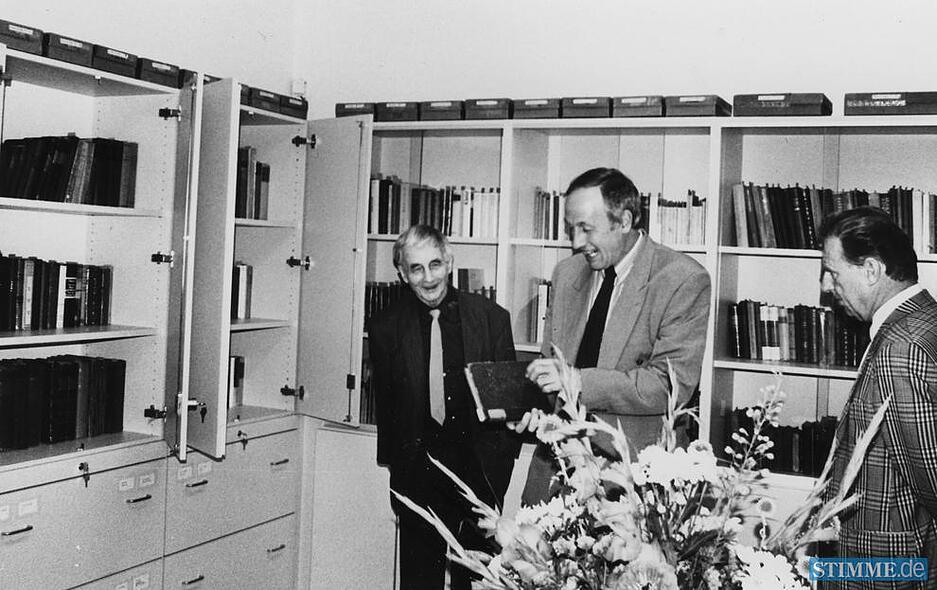Zusammengestellt von Archiv und Dokumentation der Heilbronner Stimme 
1991 erwirbt die Stadt Heilbronn das Kleist-Archiv von Helmut Sembdner. Die Aufnahme von 1992 zeigt Helmut Sembdner (links), Kulturbürgermeister Rainer Casse und Oberbürgermeister Dr. Manfred Weinmann in den Archivräumen.