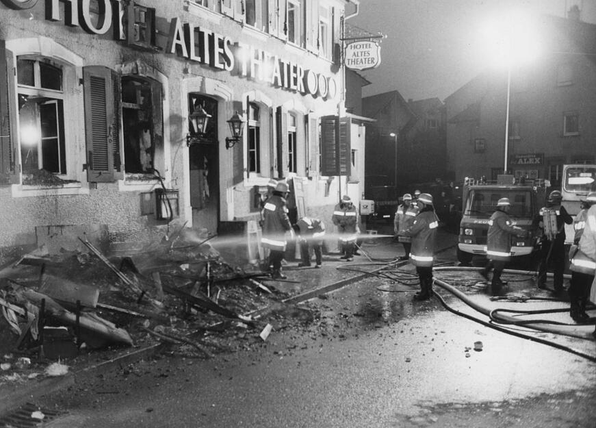 Lange Zeit als Lagerraum genutzt, startet im Mai 1991 ein privater Investor das Hotel Altes Theater. Vermutlich verursacht ein Gasofen den Brand mit hohem Sachschaden am 1. November 1991. Lange Zeit als Lagerraum genutzt, startet im Mai 1991 ein privater Investor das Hotel Altes Theater. Vermutlich verursacht ein Gasofen den Brand mit hohem Sachschaden am 1. November 1991.