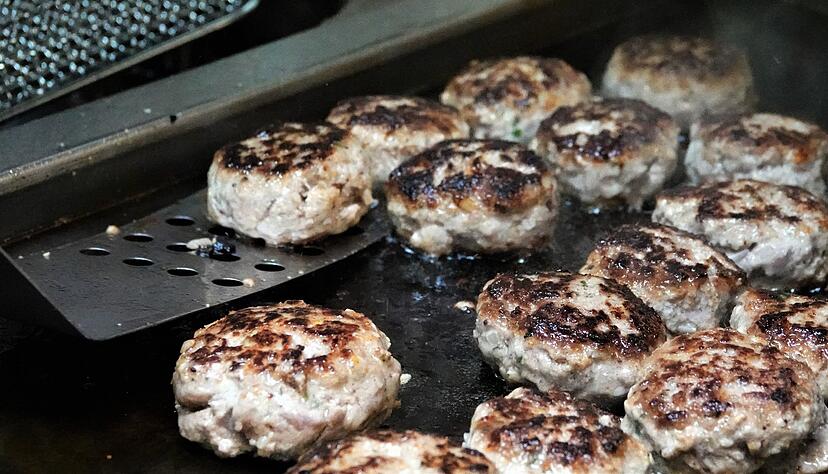 Frikadellen aus Nutria-Fleisch brutzeln in heißem Öl. Frikadellen aus Nutria-Fleisch brutzeln in heißem Öl.