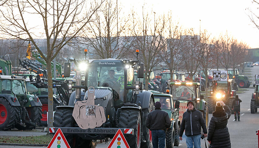 Bauernprotest: Landwirte versammeln sich am Sinsheimer Stadion