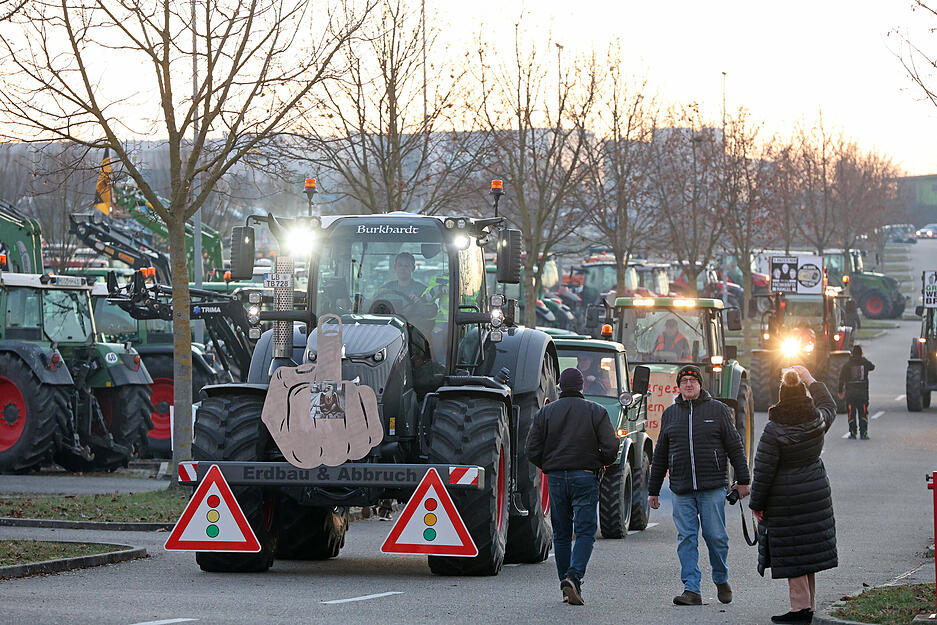 Bauernprotest: Landwirte versammeln sich am Sinsheimer Stadion