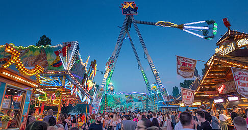 Der Vergn&uuml;gungspark auf dem Wimpfener Talmarkt-Gel&auml;nde hat am Samstag von 12 bis 2 Uhr ge&ouml;ffnet.