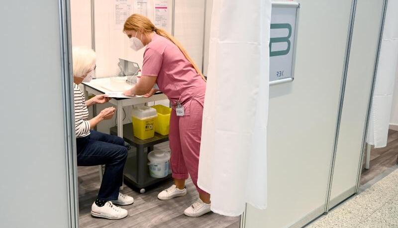 Auffrischungsimpfungen in einem Stuttgarter Impfzentrum: Ältere und Menschen mit Immunschwäche können in Baden-Württemberg ab heute eine weitere Dosis erhalten.