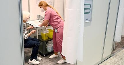 Auffrischungsimpfungen in einem Stuttgarter Impfzentrum: Ältere und Menschen mit Immunschwäche können in Baden-Württemberg ab heute eine weitere Dosis erhalten.