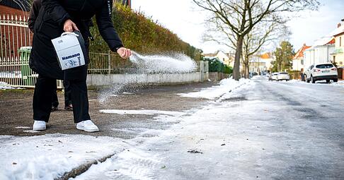 Gehwege und Stra&szlig;en m&uuml;ssen ger&auml;umt werden, damit sie sicher bleiben. Das Streuen ist f&uuml;r Privatleute jedoch strenger geregelt.