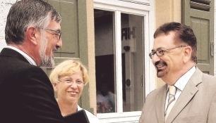 "Drei Fläschle Wein" überbrachte Bürgermeister-Stellvertreter Hans-Jörg Kurz (links) Harry Brunnet. Für jedes Jahrzehnt Amtszeit eine.Fotos: Dittmar Dirks "Drei Fläschle Wein" überbrachte Bürgermeister-Stellvertreter Hans-Jörg Kurz (links) Harry Brunnet. Für jedes Jahrzehnt Amtszeit eine.Fotos: Dittmar Dirks
