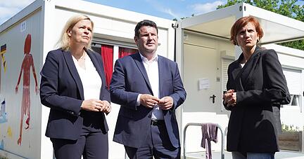 Nancy Faeser (l-r), Hubertus Heil und Katja Kipping besuchen eine Gemeinschaftsunterkunft für Geflüchtete in Berlin-Spandau.