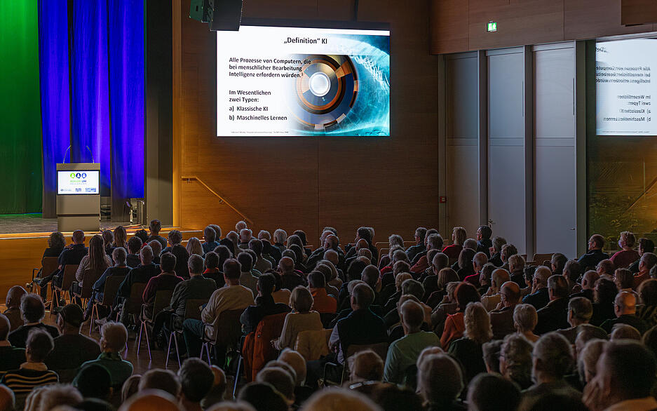 Der Vortrag zeigt, wie Daten und Modelle menschliche Entscheidungen beeinflussen.