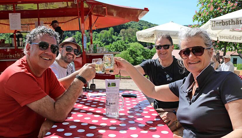 Verdiente Rast in Heimhausen: die Kupferzeller Oli Fleischer, Oli Spielmann, Armin Roll und Marion Rüger (von links).