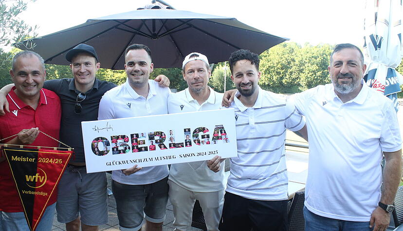 Vorfreude auf die erste Oberligaspielzeit von Türkspor Neckarsulm herrscht bei (von links): Baki Emreoglu (Geschäftsführer), Julian Grupp (Spielertrainer), Patrick Kirschenlohr (Teammanager/Geschäftsführer), Markus Pfirmann (Ausrüster Macron), Enzo Romano (Co-Trainer) und Cumali Ardin (Vorstand).