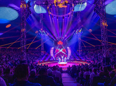 Das moderne Zirkuszelt bietet zur Premiere beste Sicht auf die Darbietungen in der Manege.