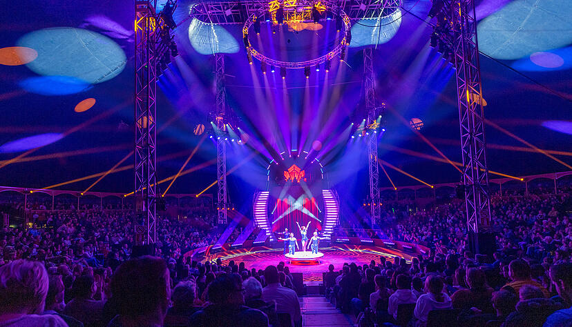 Das moderne Zirkuszelt bietet zur Premiere beste Sicht auf die Darbietungen in der Manege. Das moderne Zirkuszelt bietet zur Premiere beste Sicht auf die Darbietungen in der Manege.