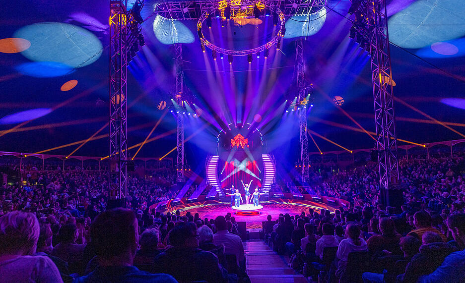 Das moderne Zirkuszelt bietet zur Premiere beste Sicht auf die Darbietungen in der Manege. Das moderne Zirkuszelt bietet zur Premiere beste Sicht auf die Darbietungen in der Manege.