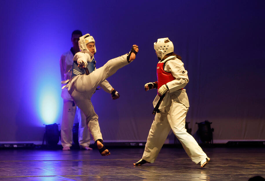 Beim Hohenloher Sport Award hat der Sportkreis Hohenlohe am Samstagabend in der Öhringer Kultura seine erfolgreichsten Athletinnen, Athleten und Mannschaften ausgezeichnet. Beim Hohenloher Sport Award hat der Sportkreis Hohenlohe am Samstagabend in der Öhringer Kultura seine erfolgreichsten Athletinnen, Athleten und Mannschaften ausgezeichnet.