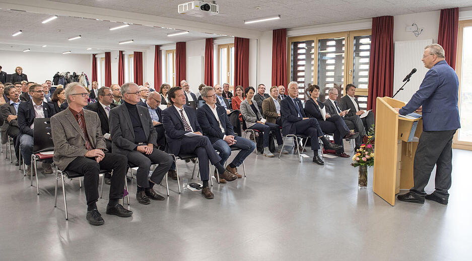 Der Geschäftsführer des Jugendherbergs-Landesverbands Karl Rosner (rechts).