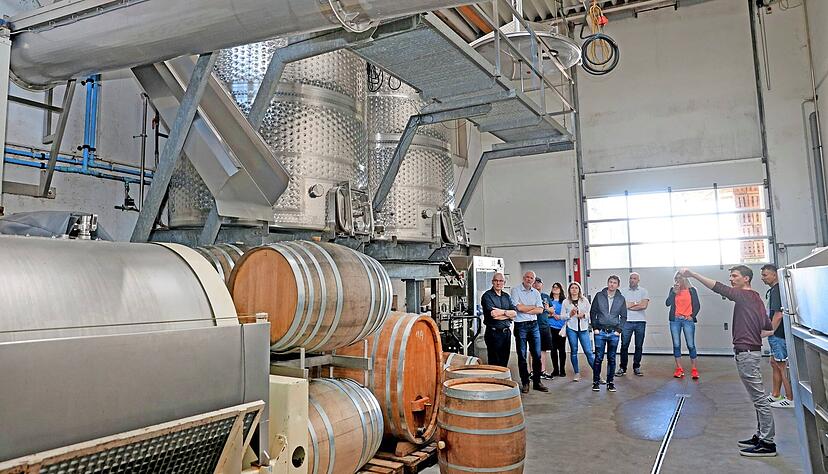 Am Wochenende ist ein Blick hinter die Kulissen möglich, hier bei Schäfer-Heinrich, das sein 35-jähriges Bestehen als Bio-Weingut feiert. Am Wochenende ist ein Blick hinter die Kulissen möglich, hier bei Schäfer-Heinrich, das sein 35-jähriges Bestehen als Bio-Weingut feiert.